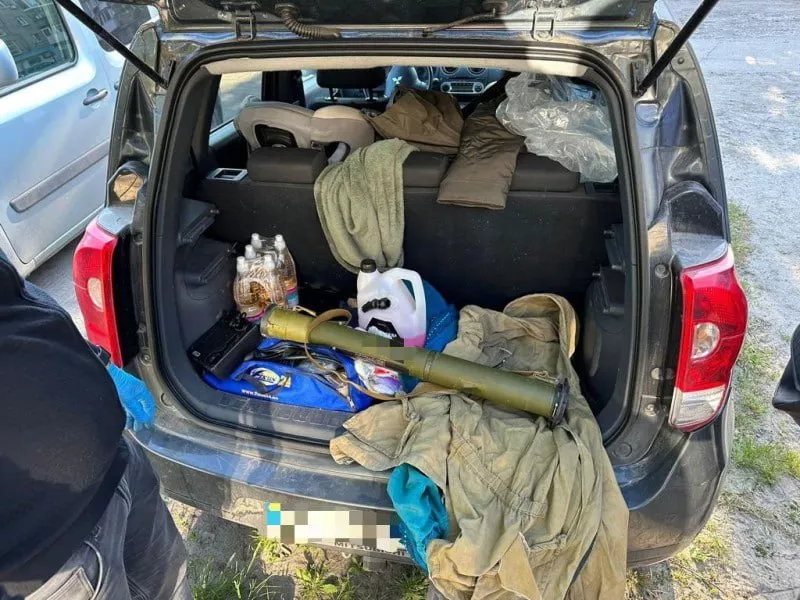 У Дніпрі у 43-річного павлоградця в машині виявили арсенал боєприпасів