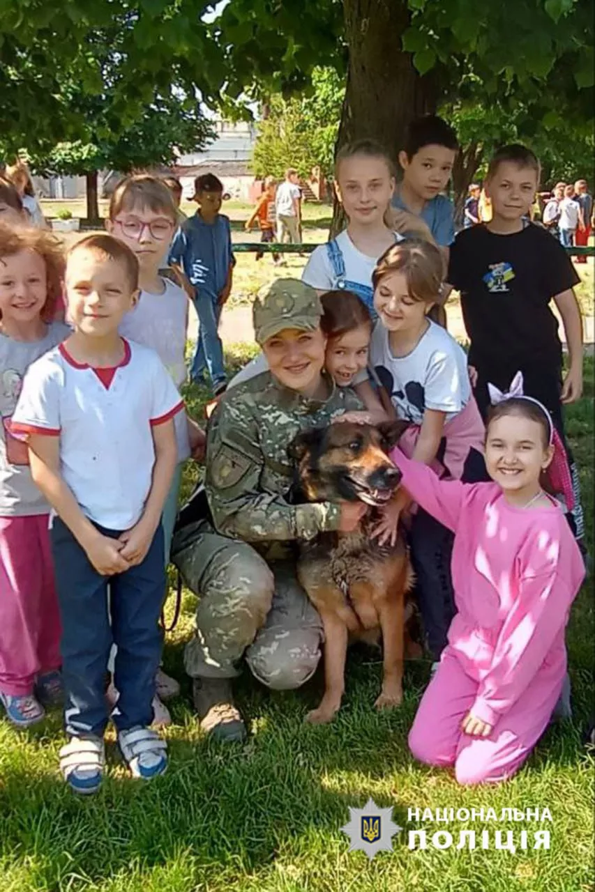 Дакота та Сільва: у Черкасах поліцейські кінологи показали дітям, як тренують собак
