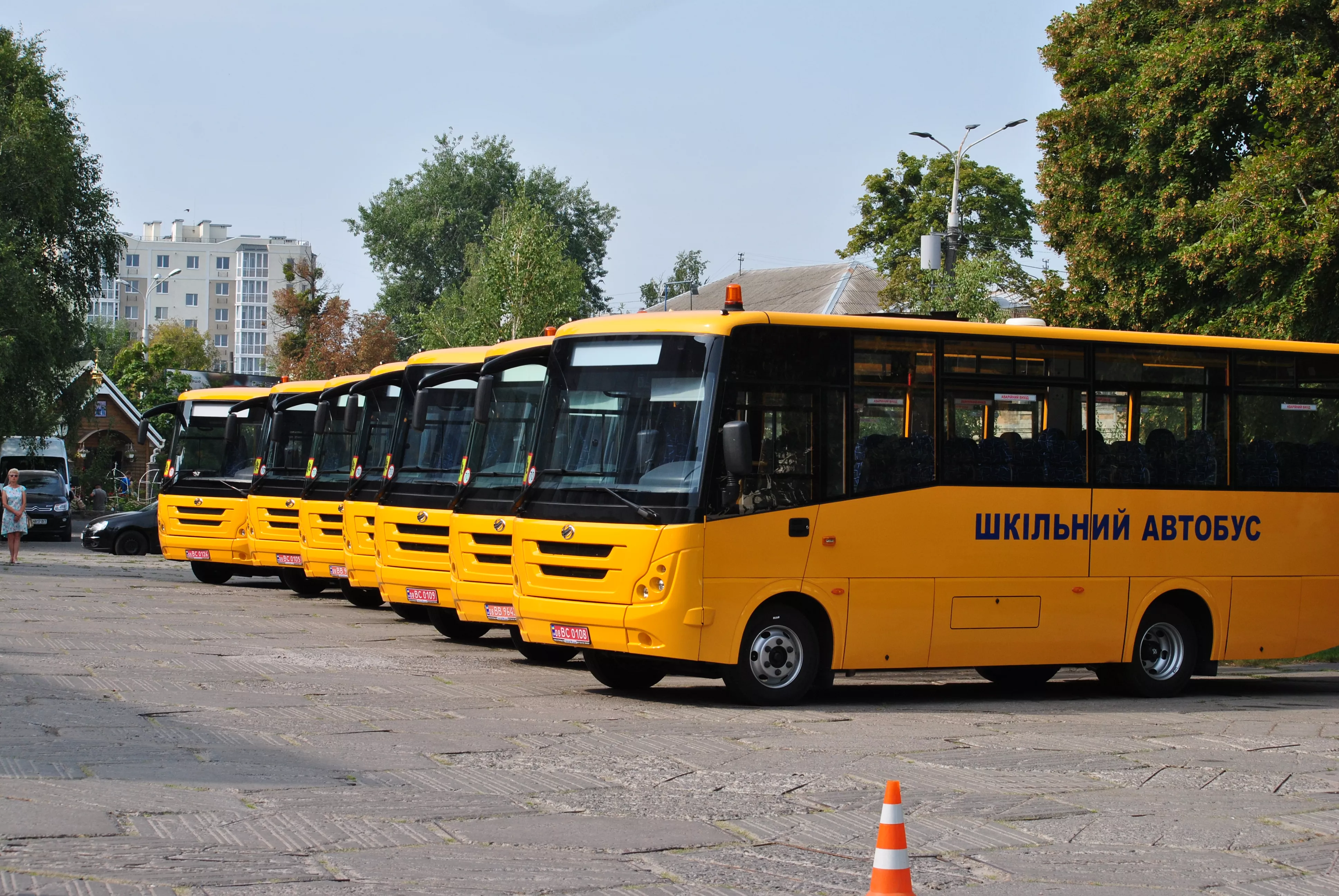 In Poltava directors of seven educational institutions received keys to new school buses (PHOTOS)