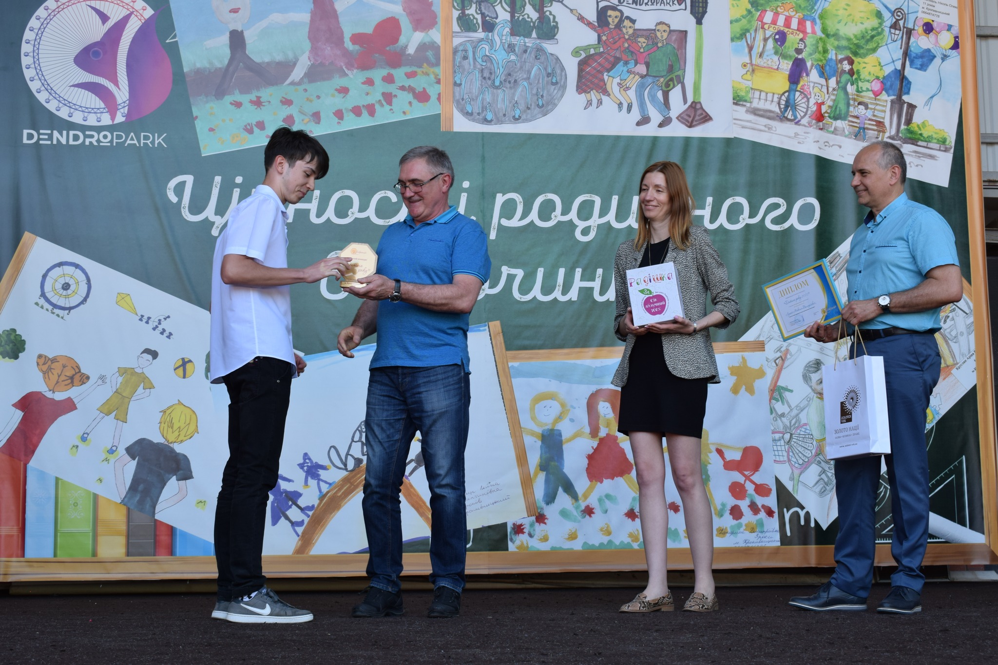 Хлопець разом із дорослими допомагав літнім людям в українському Маріуполі