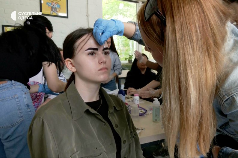 In Odessa, internally displaced people are mastering the profession of a brow artist