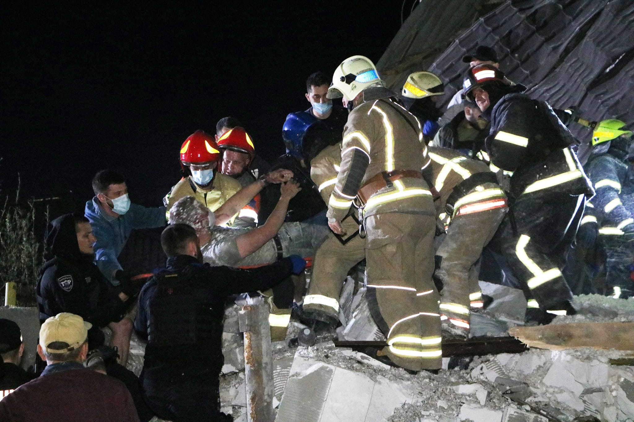 Працівники ДСНС України рятують постраждалого з-під завалів