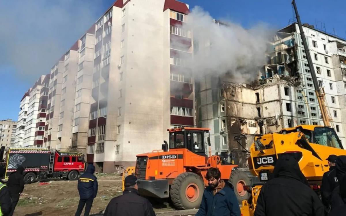 A multi-storey building in Uman, partially destroyed by a Russian missile, is to be restored