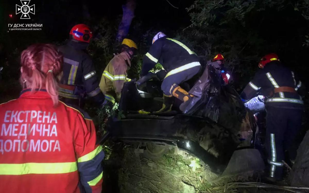 Рятувальники дістали із автомобіля постраждалого водія та тіло жінки