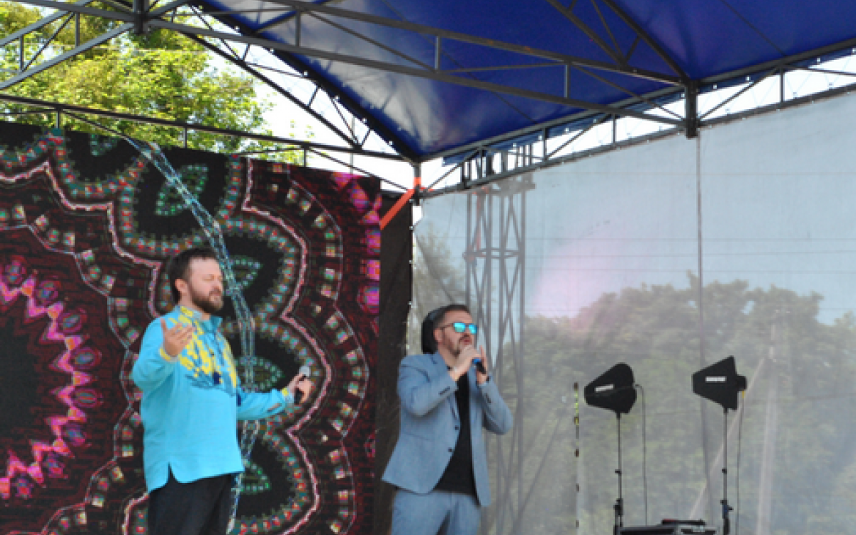 Mykhailo Khoma and Oleksandr Ponomaryov sang in the open air during a charity event concert in support of the Armed Forces of Ukraine at the Poltava Polytechnic (PHOTO)