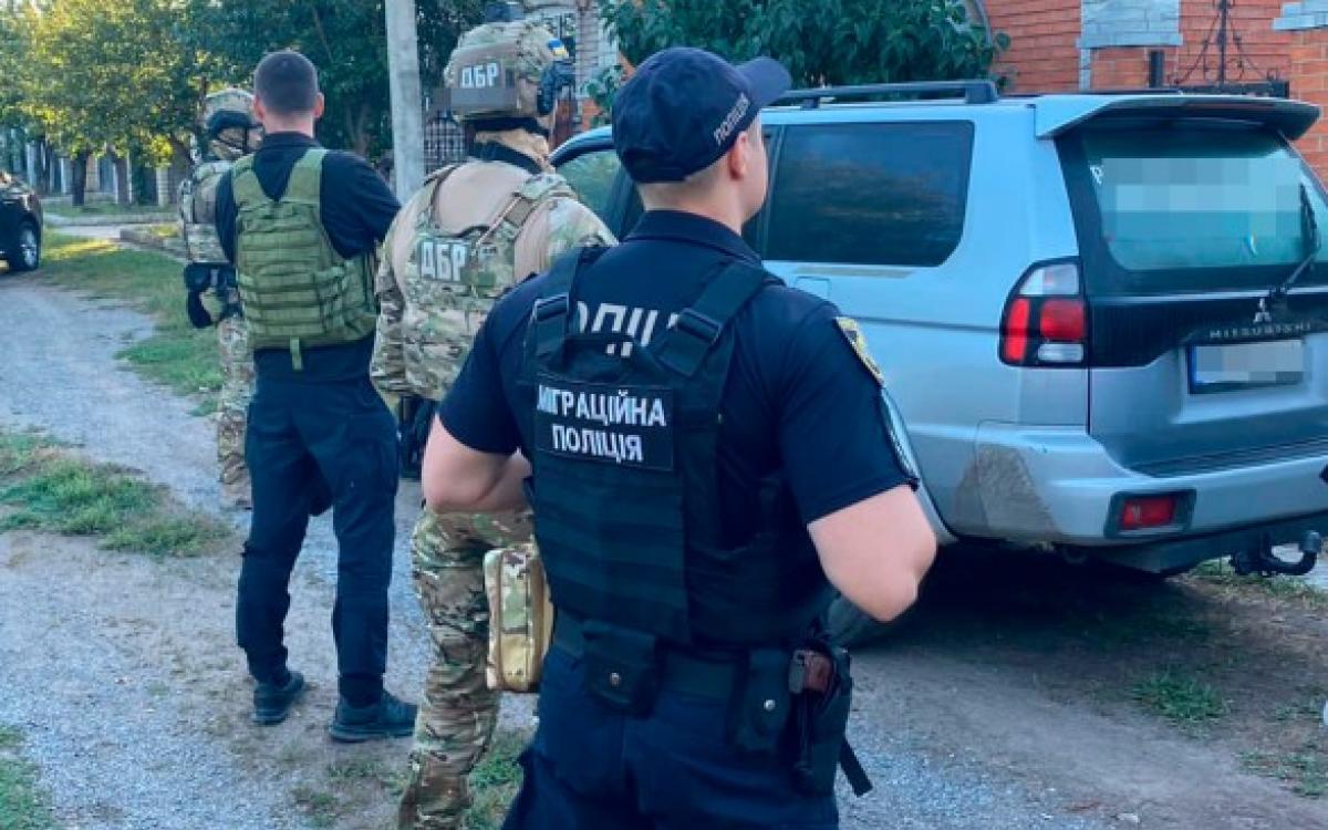 Довідка за 5 тис. доларів: поліцейські Дніпропетровщини викрили масштабну схему ухиляння від військової служби