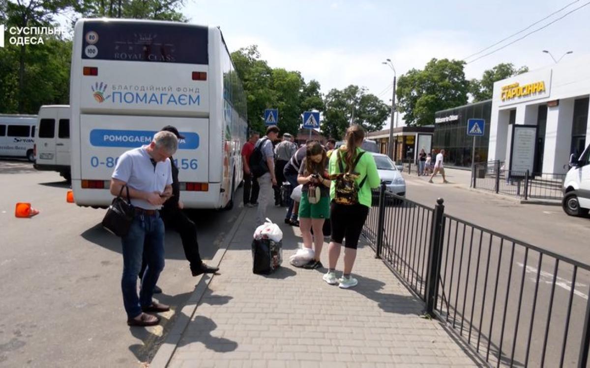 Рятуються від обстрілів та затоплення: до Одеси прибули евакуаційні автобуси з Херсона