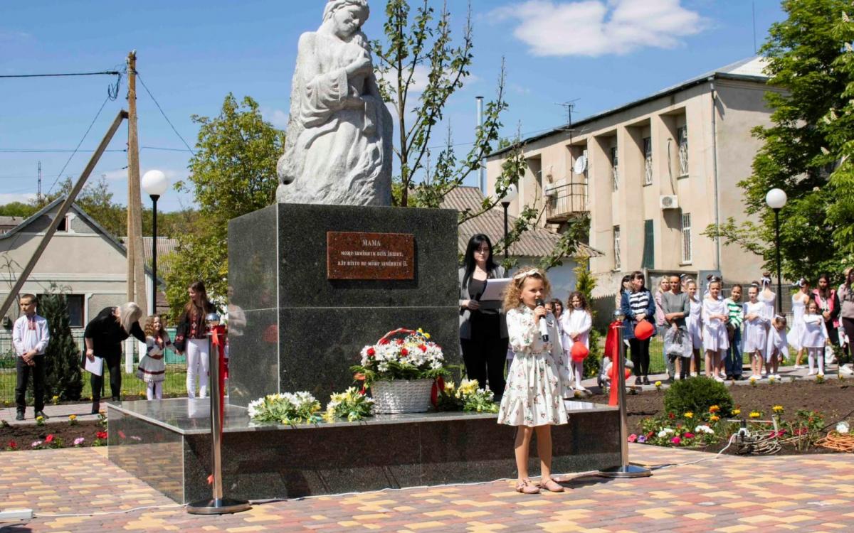 На Одещині відкрили перший в області сквер і пам’ятник Матері