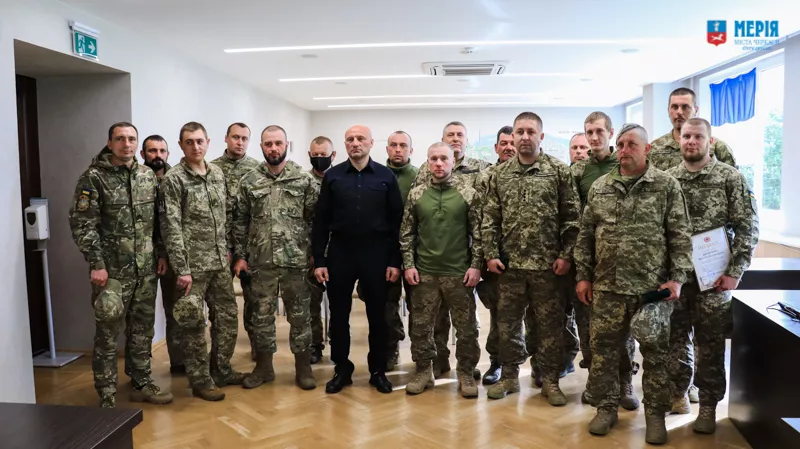 Черкаська міська рада нагородили воїнів-піхотинців