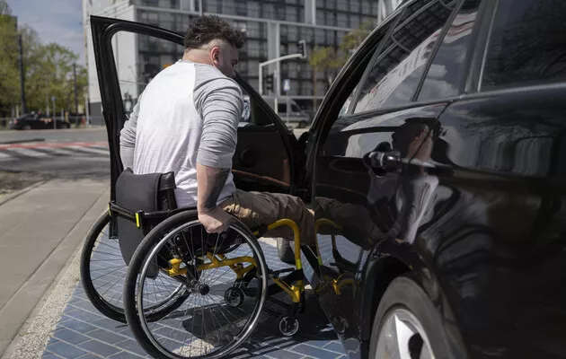 Driving schools for people with disabilities open in Ukraine