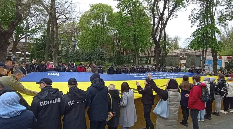 A twelve-meter flag that came from the heroic Mykolaiv region was carried through Odesa